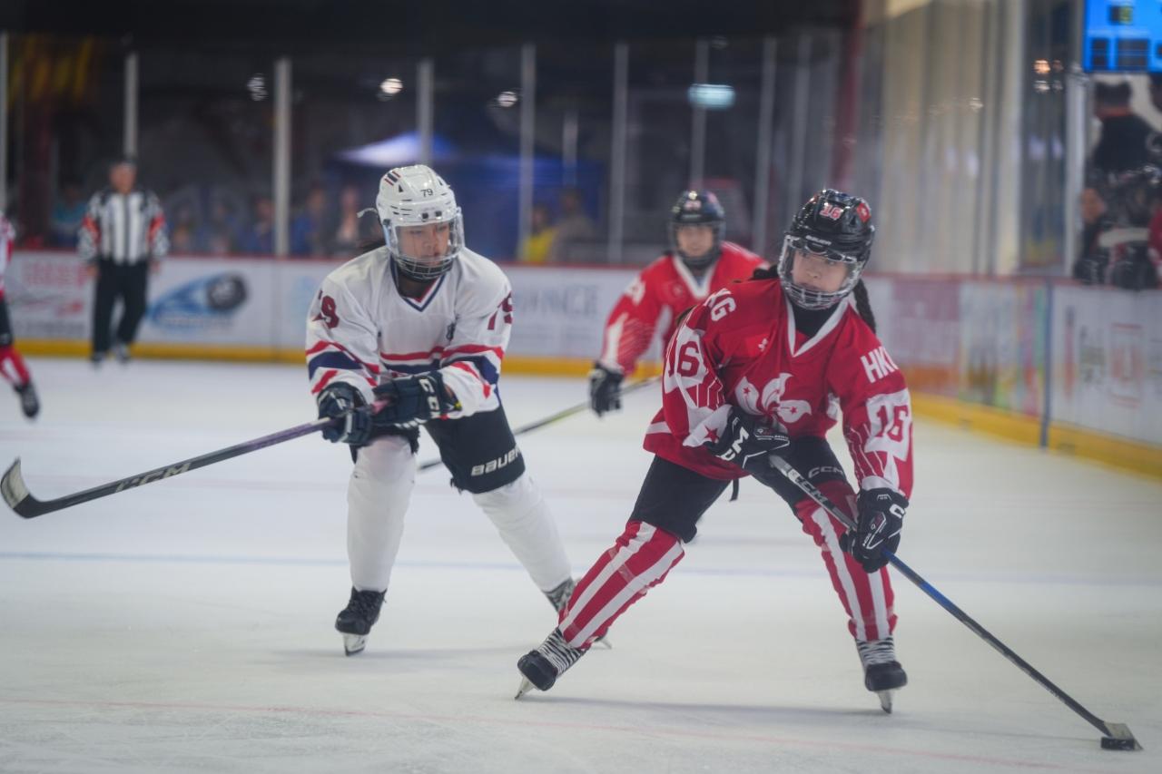中國香港冰球總會(冰總)於12月30日起主辦「2025-2026年度香港冰球錦標賽」,邀請了中華 台北、菲律賓及泰國等地區的U18男、女子隊伍,與中國香港U18冰球隊角逐