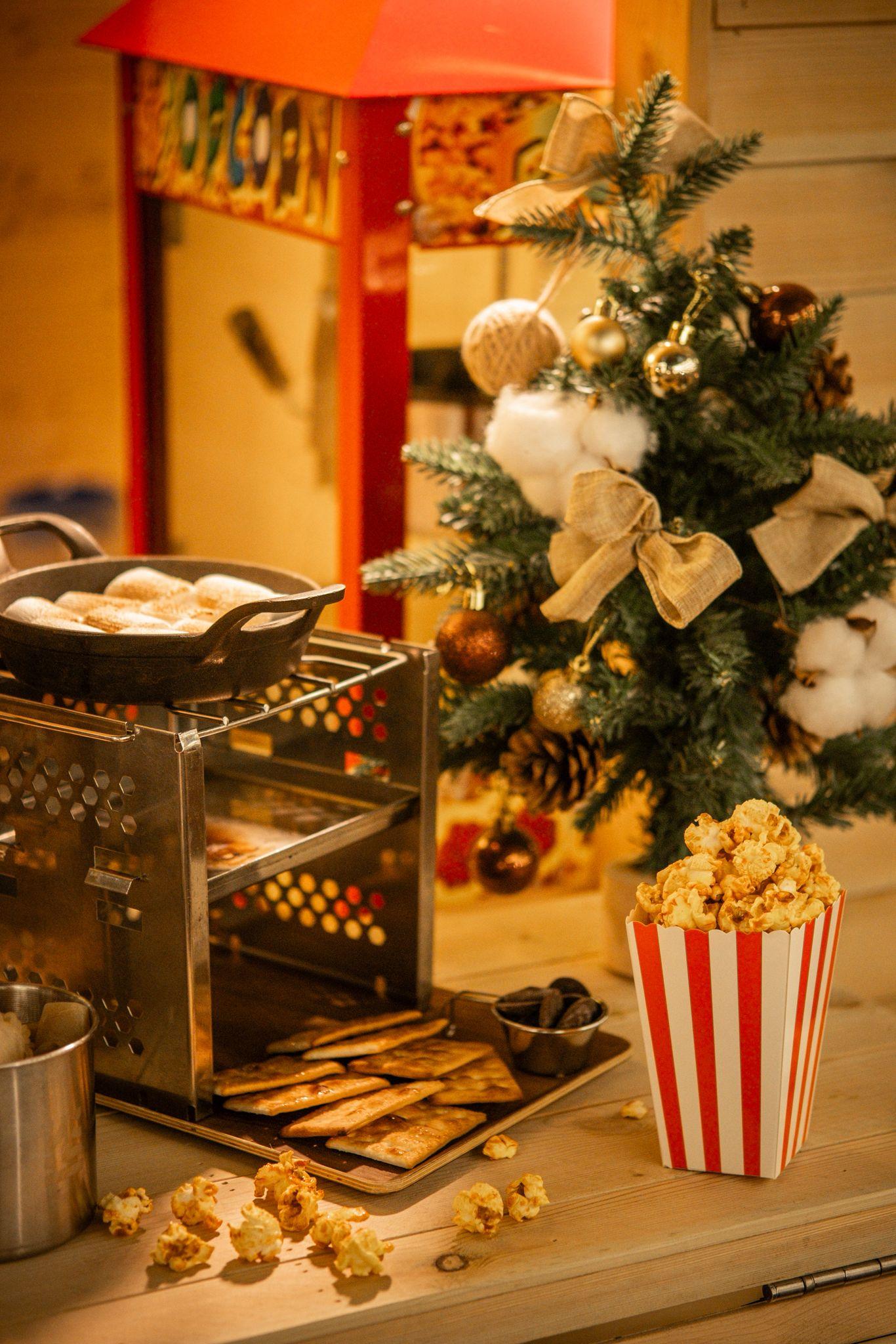 於室內用餐消 費即可免費獲贈爆谷券一張,憑券到聖誕小屋可換取爆谷。