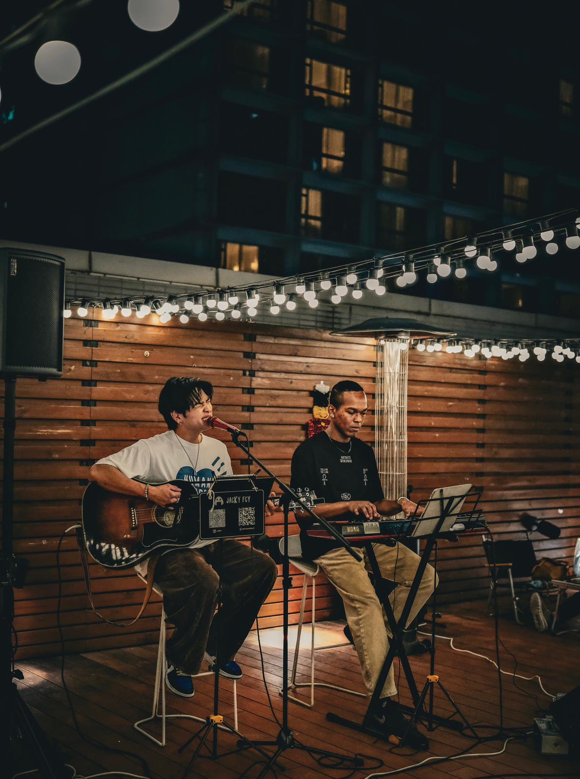 Busking逢星期五8:30-10:30獻唱。