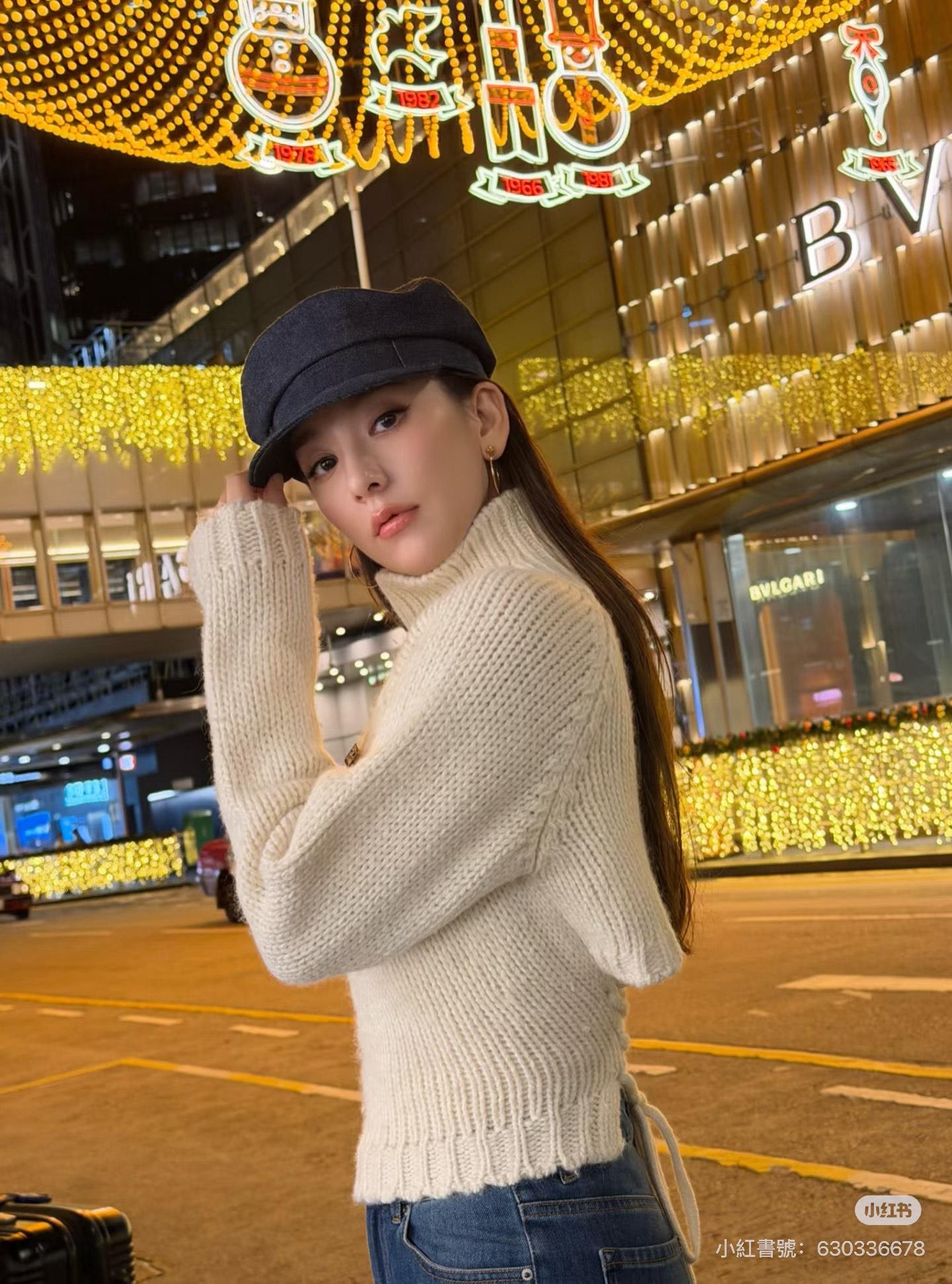 方媛站在中環大街影燈飾。