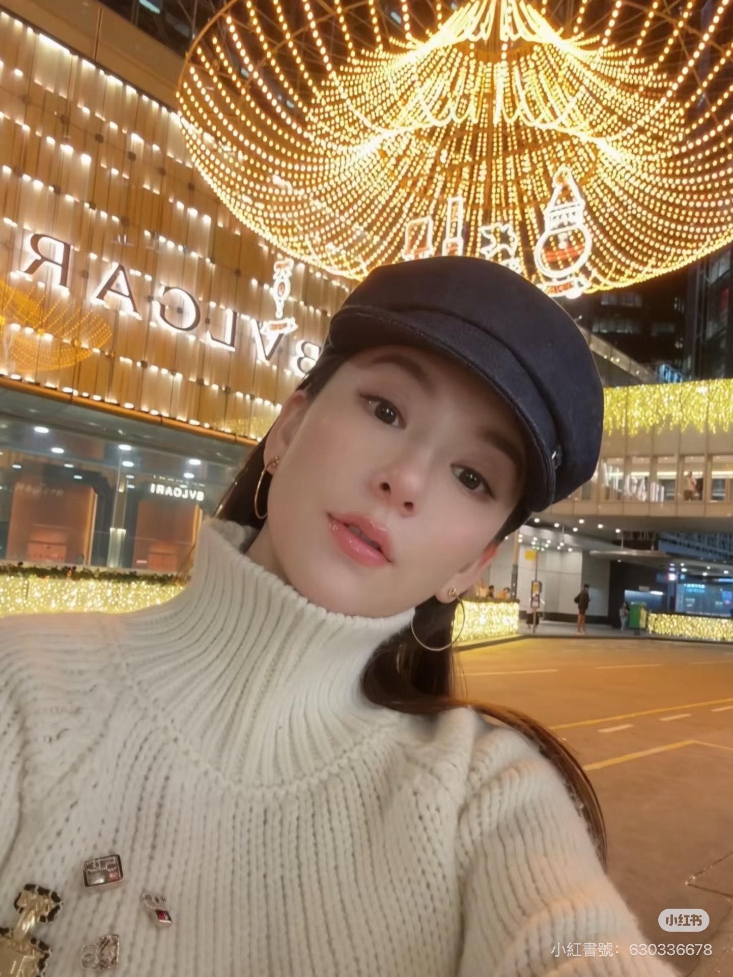 方媛站在中環大街影燈飾。