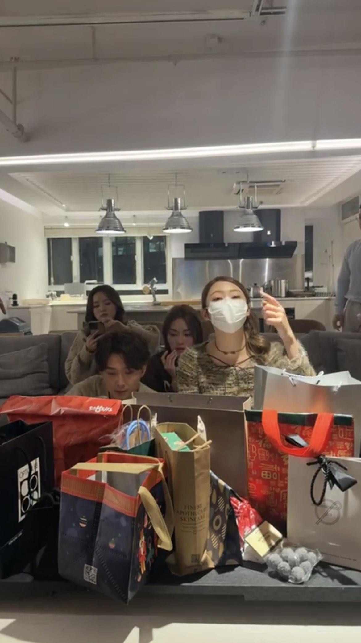 《女神配對計劃》幾對CP相約交換聖誕禮物。