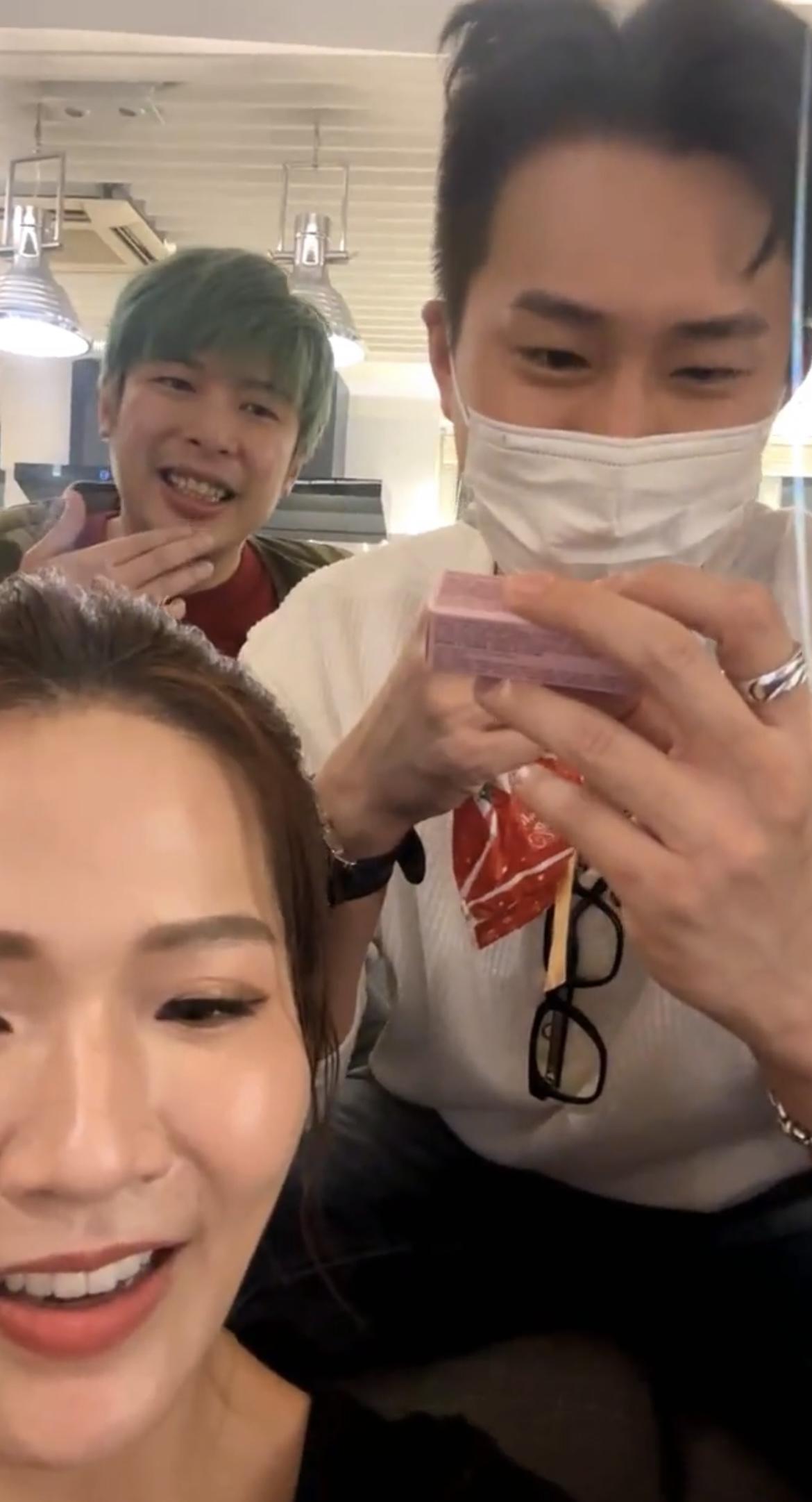 GM抽到有色潤唇膏,於是按照指示使用再親吻Sophie。