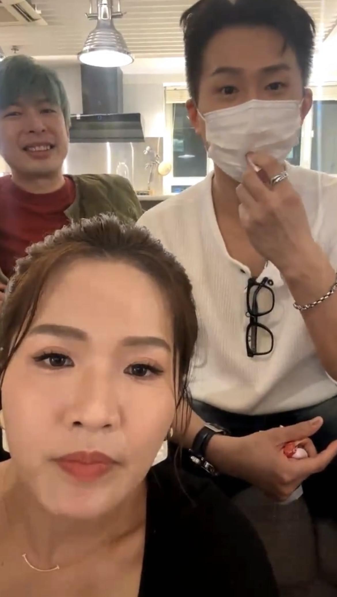 GM抽到有色潤唇膏,於是按照指示使用再親吻Sophie。