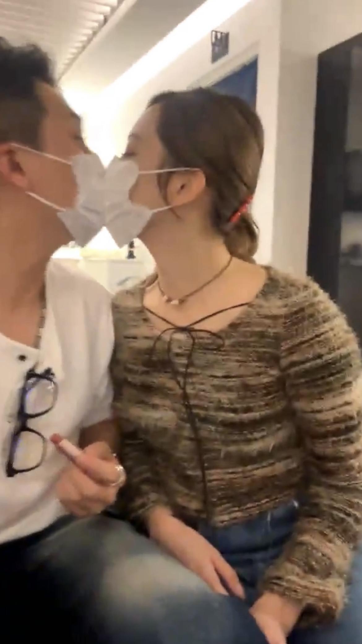 GM抽到有色潤唇膏,於是按照指示使用再親吻Sophie。