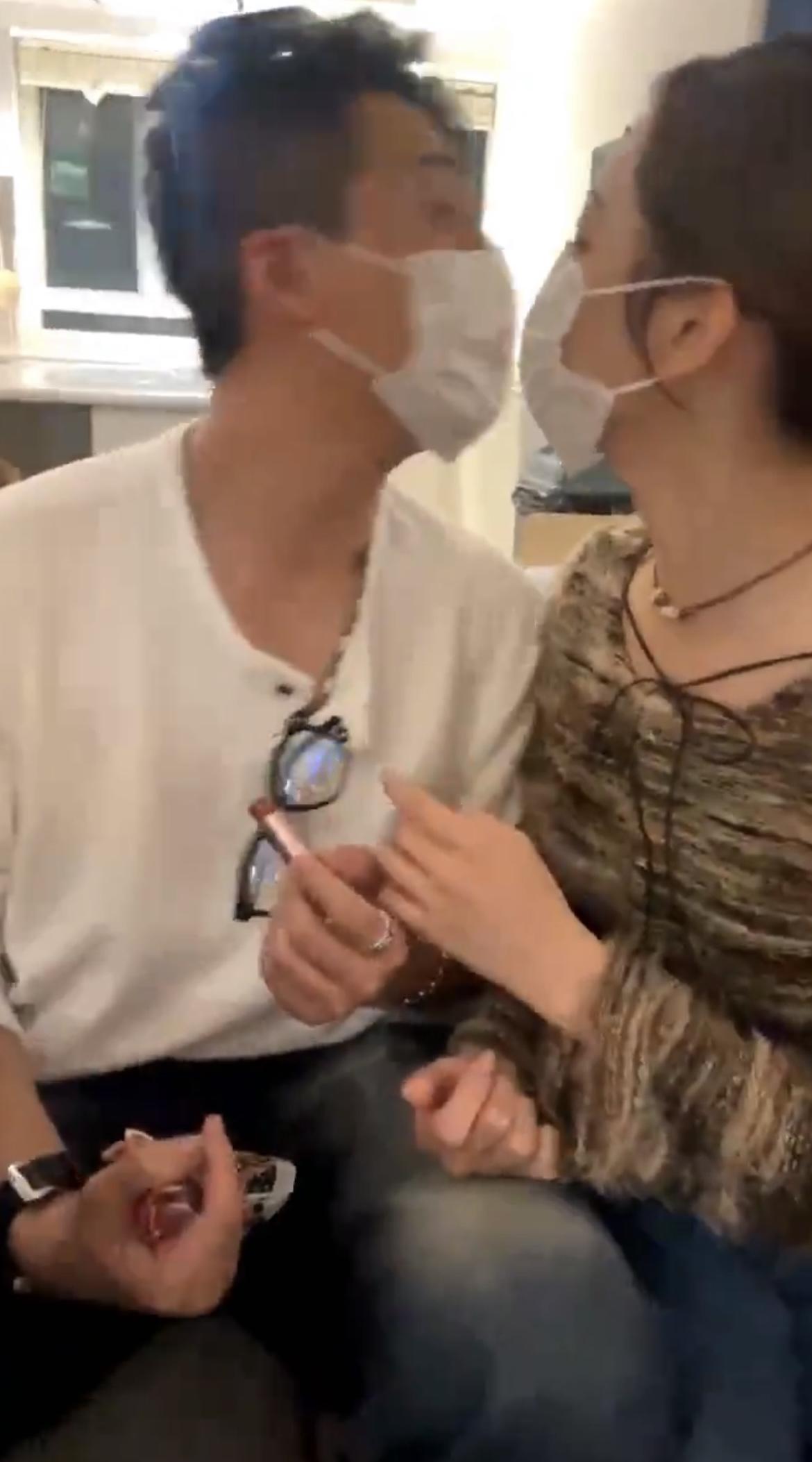 GM抽到有色潤唇膏,於是按照指示使用再親吻Sophie。