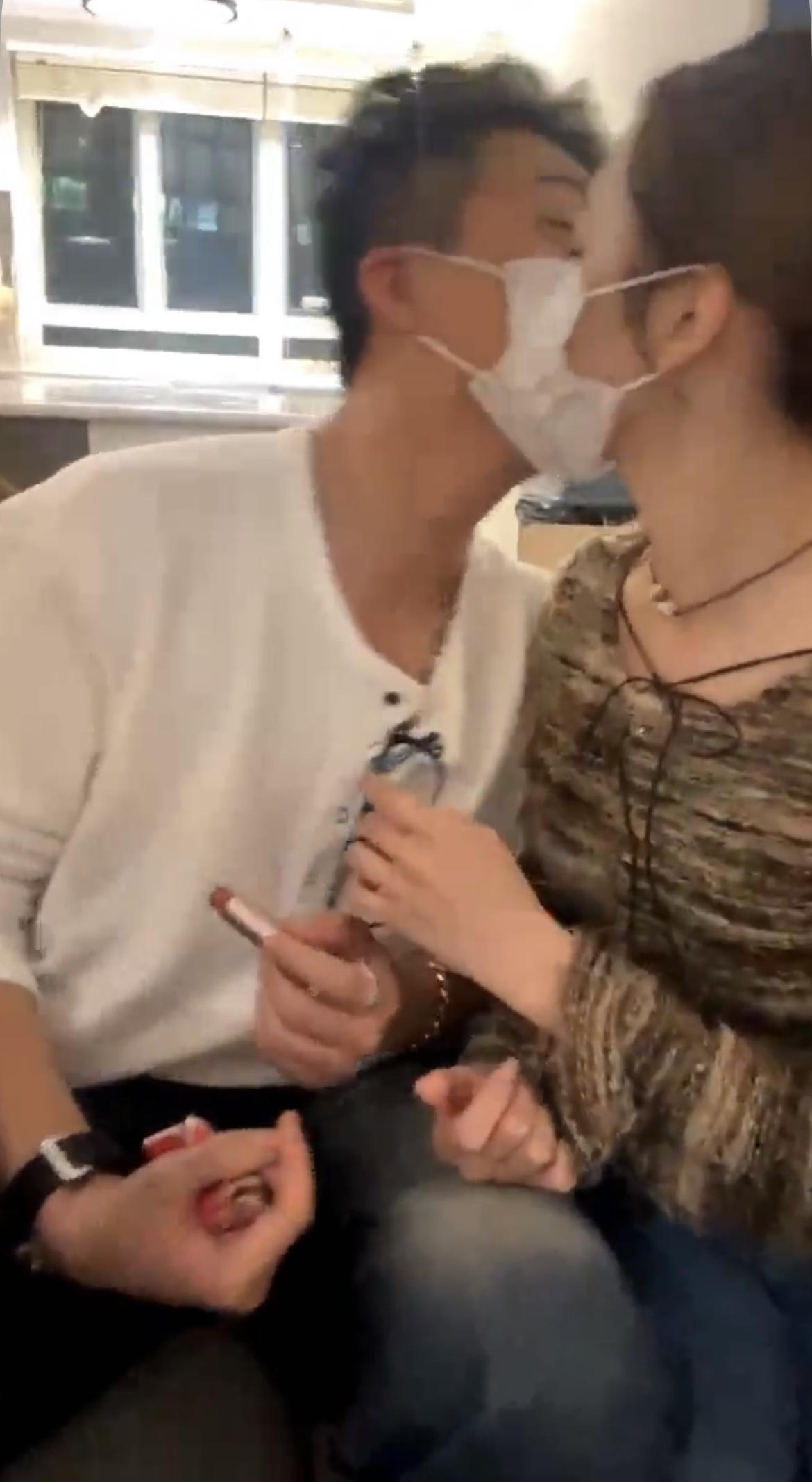 GM抽到有色潤唇膏,於是按照指示使用再親吻Sophie。