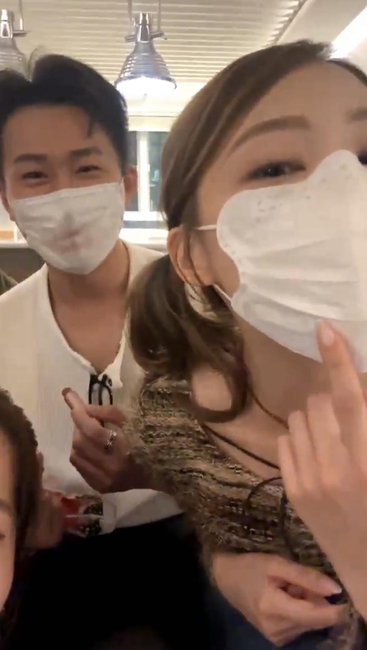 Sophie展示GM的唇印。