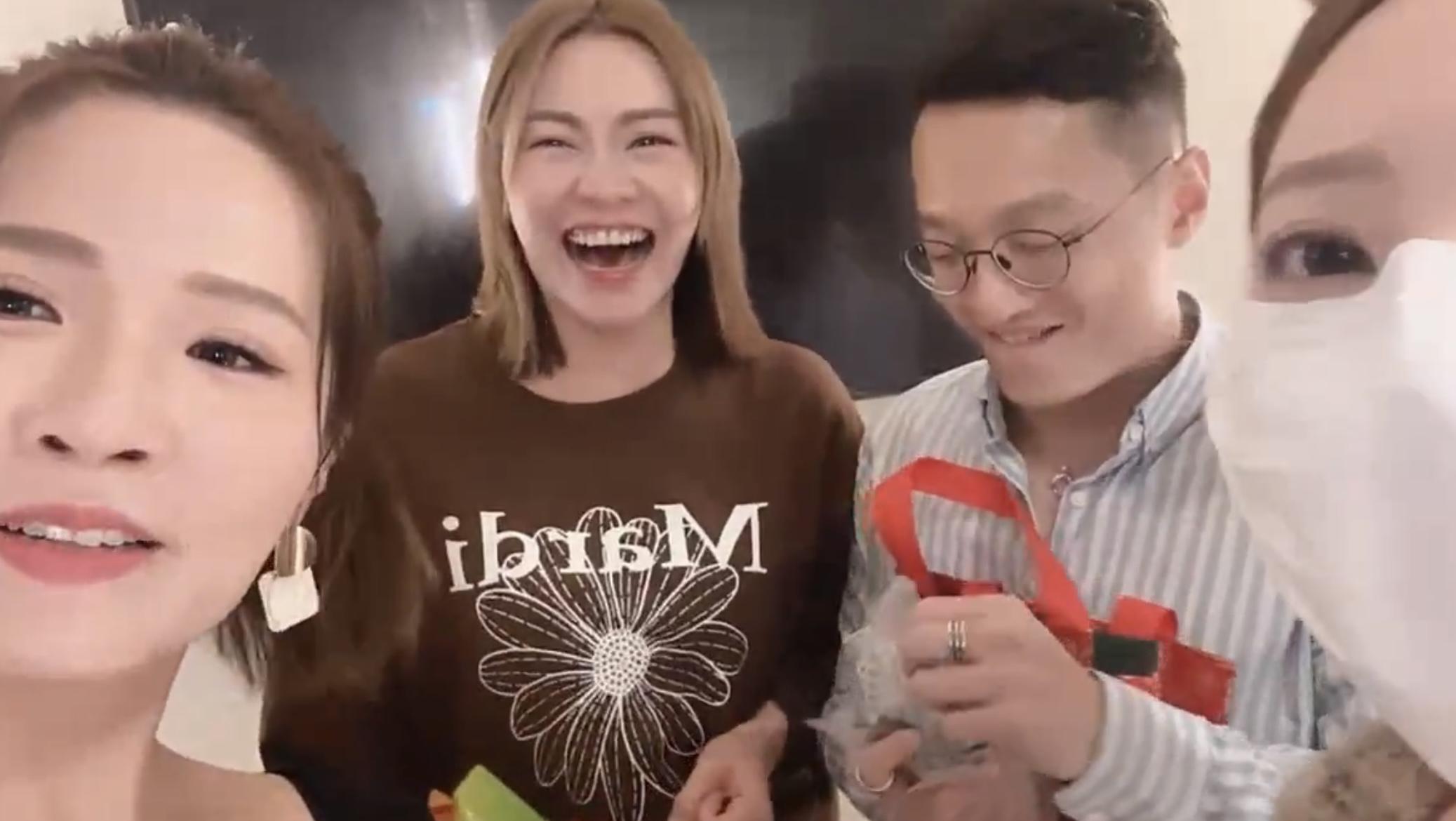 關嘉敏表示自己親自去銀行換。