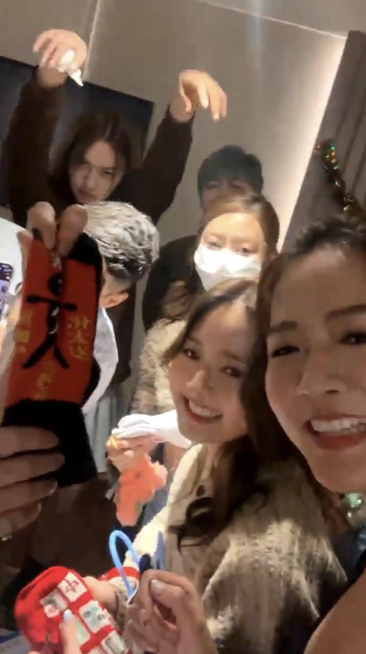 導演準備了一些特色襪。