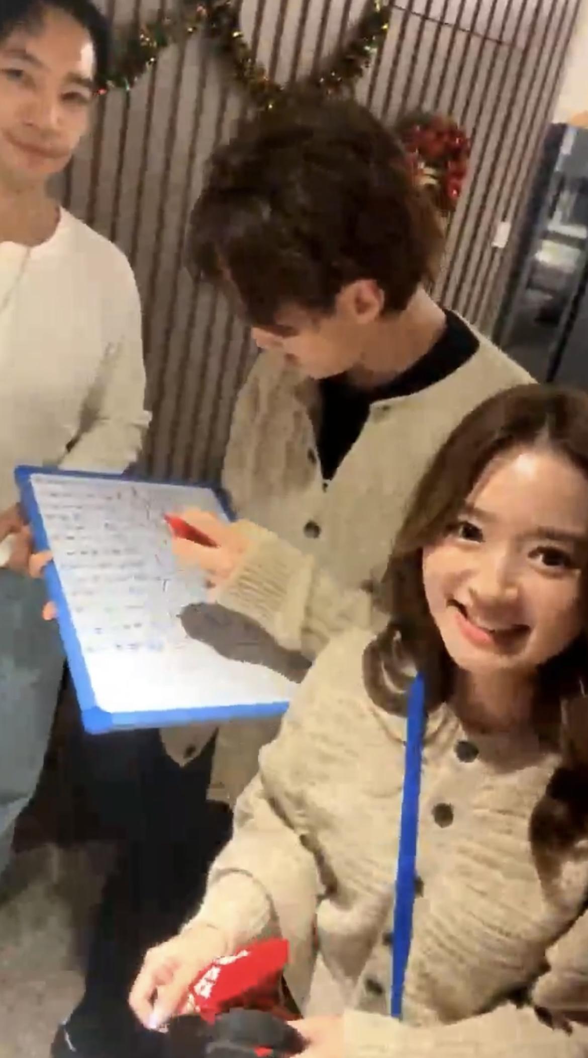 眾人以畫鬼腳的形式進行抽禮物。