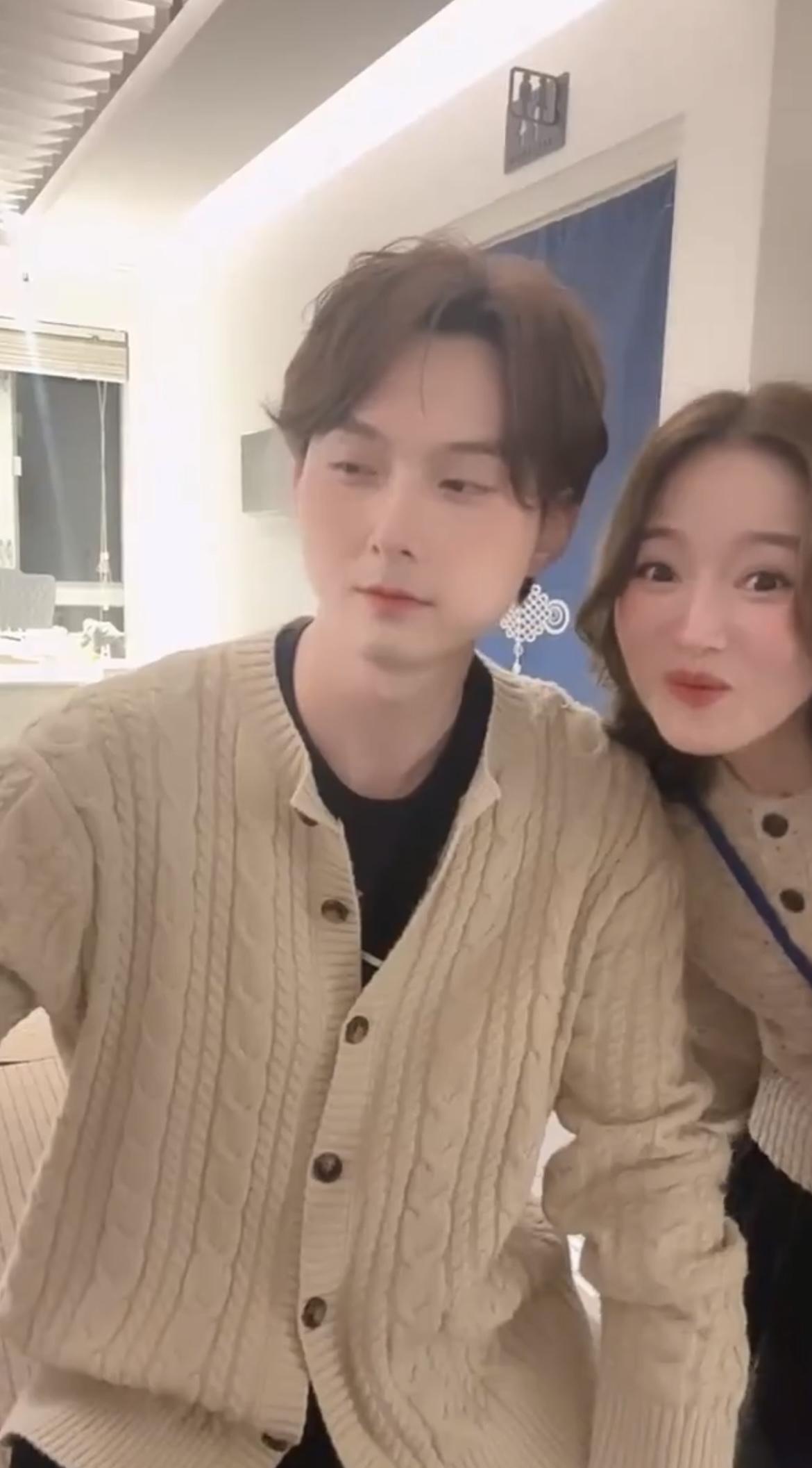 林俊其與羅毓儀情侶LOOK出席活動。