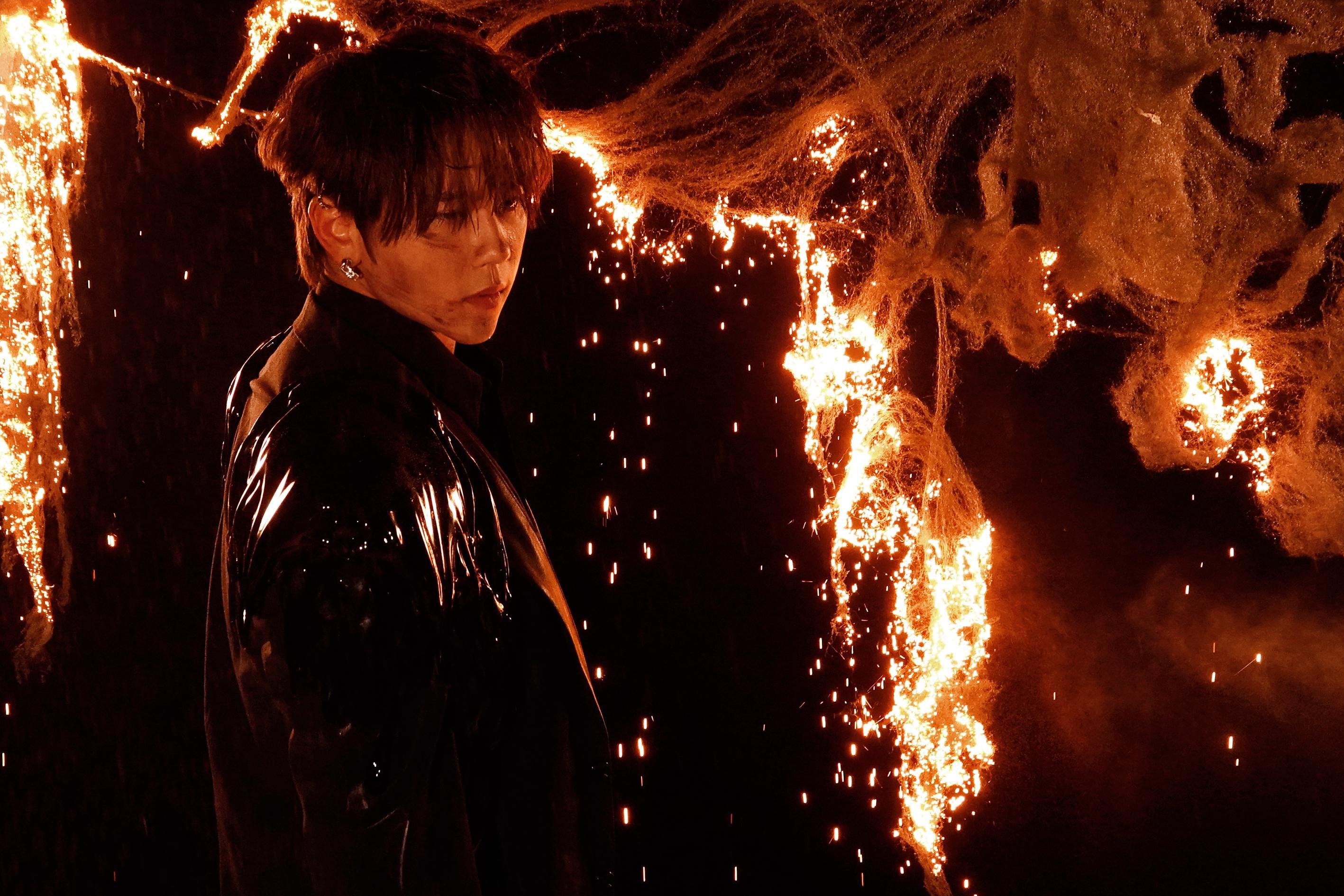 《KEUNG TO “LAVA” LIVE 2025》於10月底公開一系列烈火主題宣傳照及海報。
