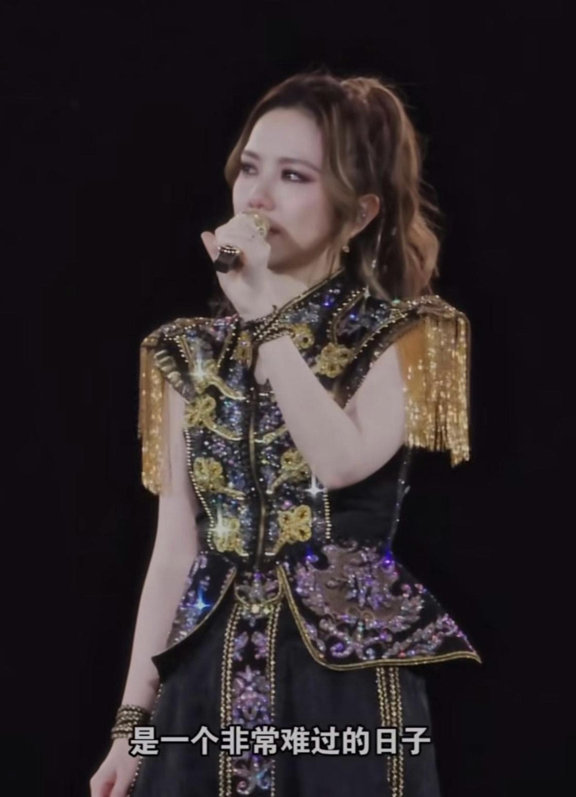 鄧紫棋一開場已眼泛淚光。