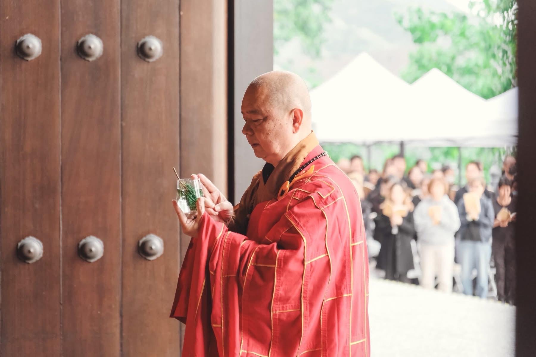 在法師領導下,至心諷誦《地藏菩薩本願經》。