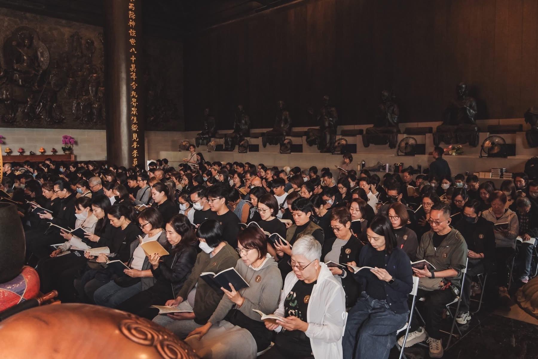 有網民指見到黃浩然坐在大殿內誦經。