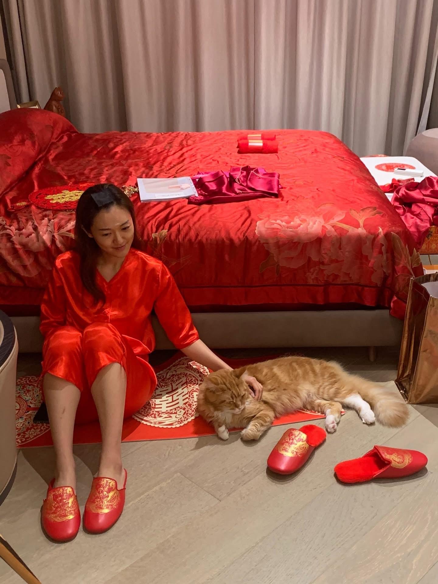 張寶兒出嫁前Marky亦陪伴在她的身邊,畫面有愛。