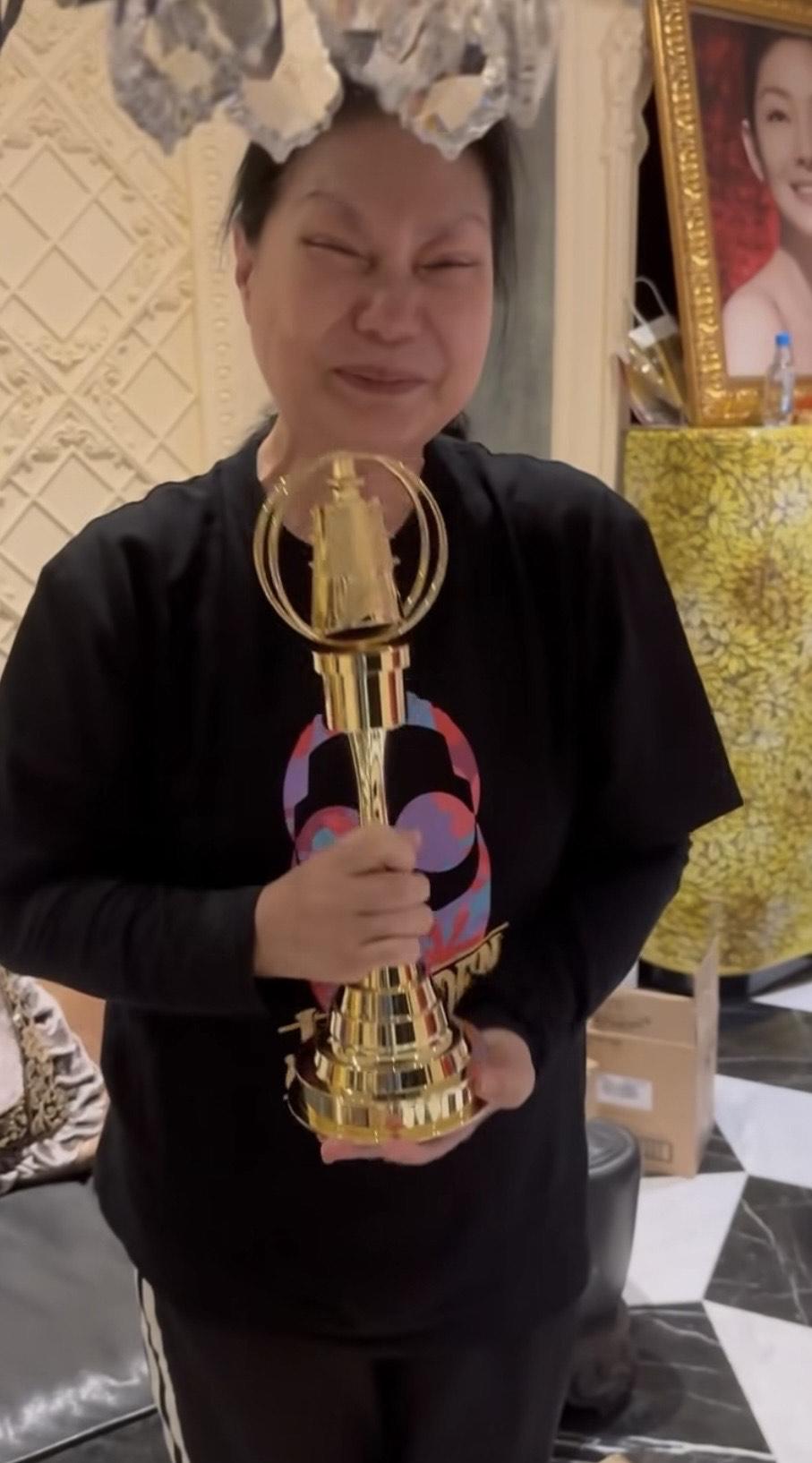 從鏡頭中還可以看到家中放著大S生前的照片。