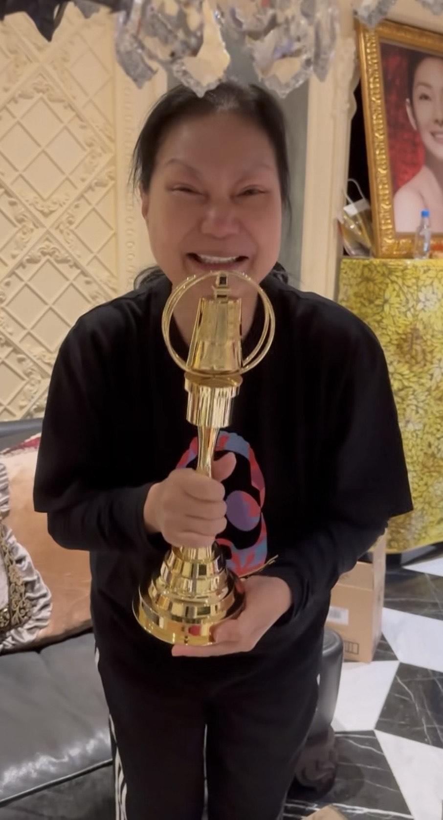 S媽興奮打開盒子,親手拿出獎座,激動尖叫。