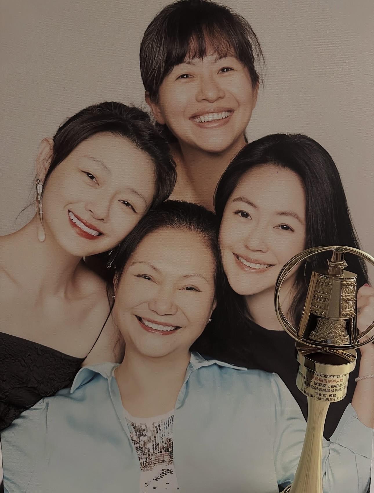 小S用AI技術合成一家四口拿著獎座的合照。