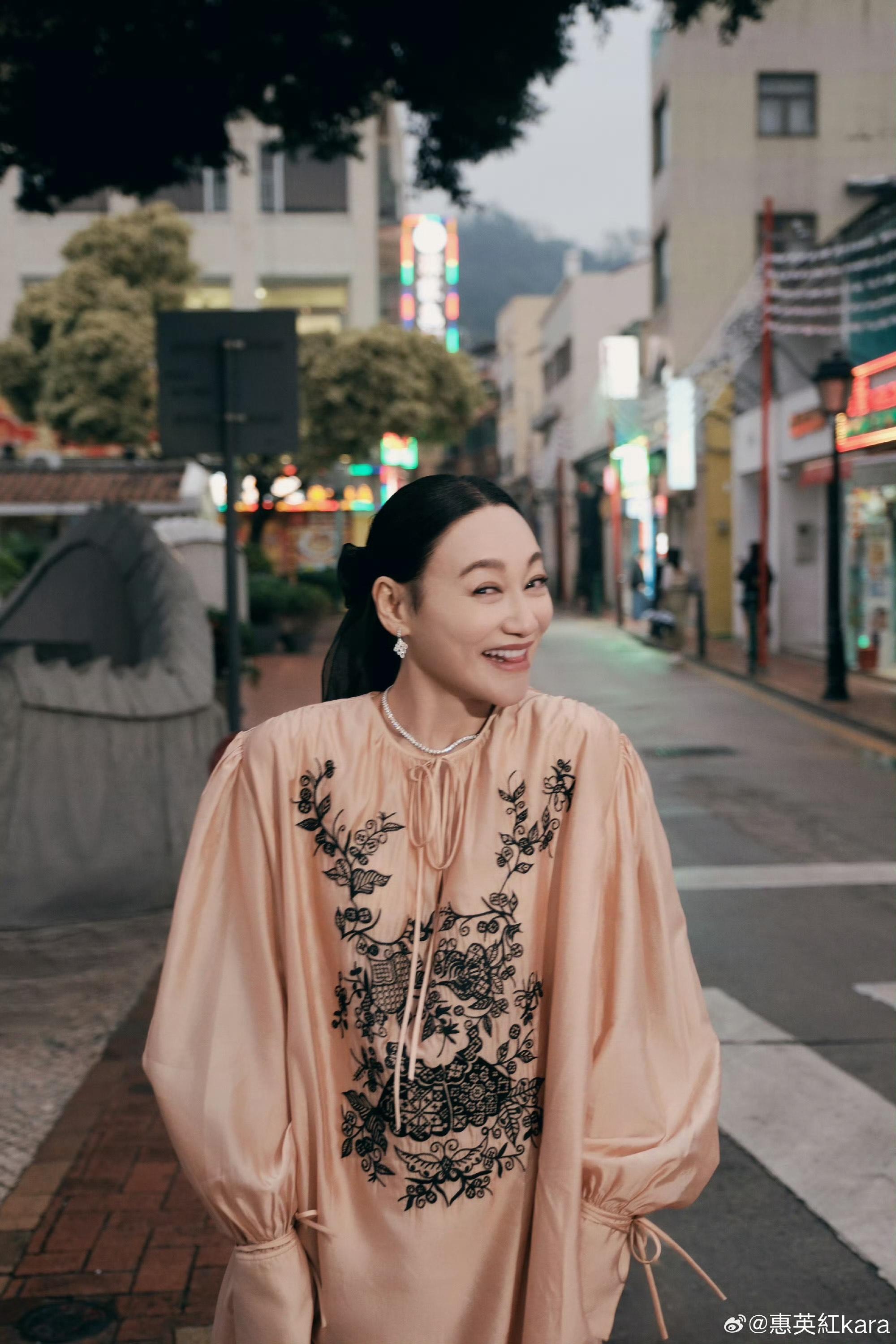 惠英紅昨日到澳門,順道周圍行逛打卡。