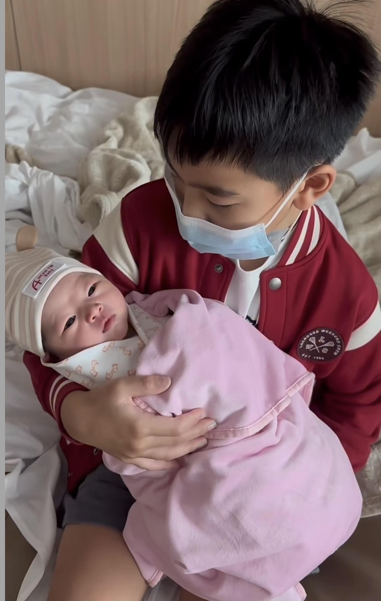 彥彥現在變成「妹控」,抱實妹妹愛不釋手。