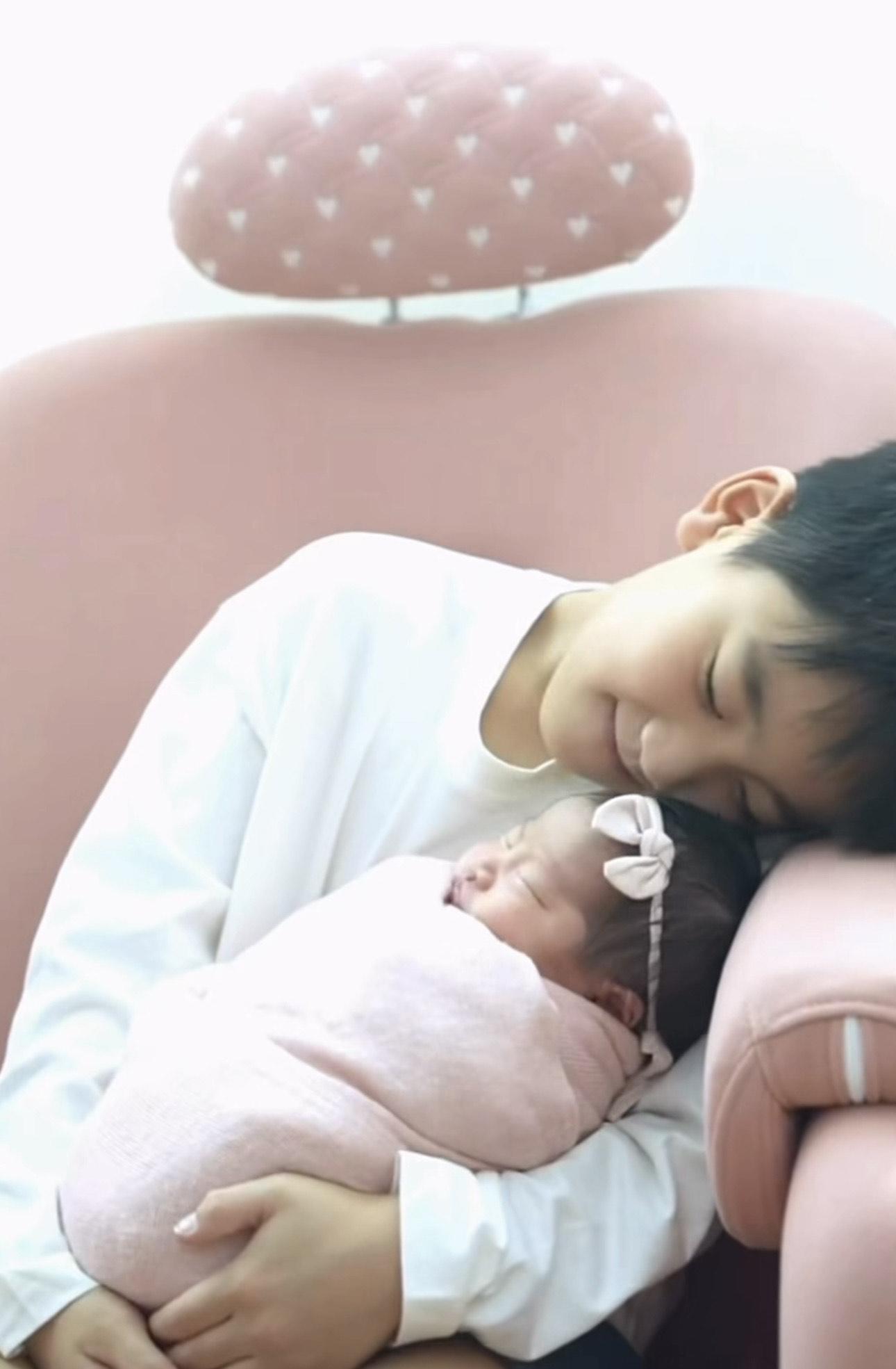 彥彥現在變成「妹控」,抱實妹妹愛不釋手。