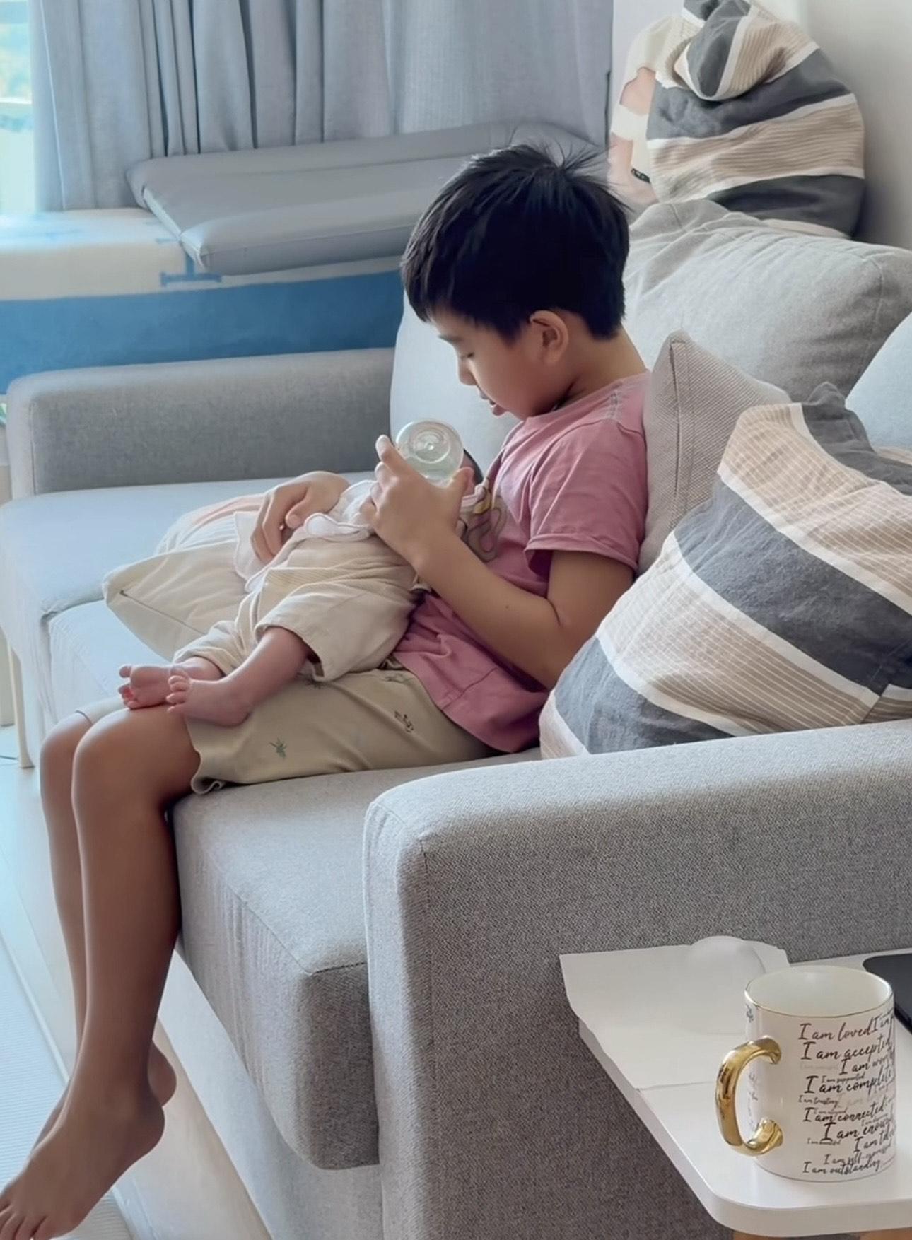 彥彥幫手餵奶、掃風、換片。