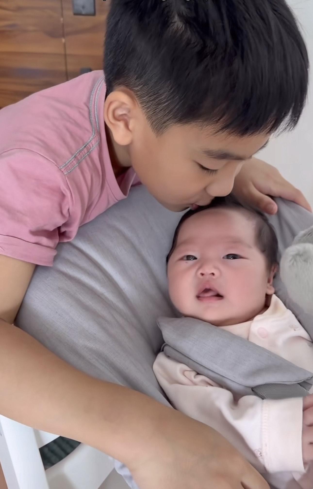 現在彥彥非常愛錫妹妹。