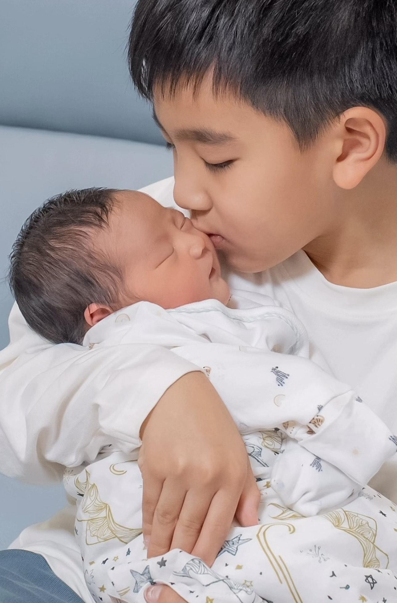 現在彥彥非常愛錫妹妹。