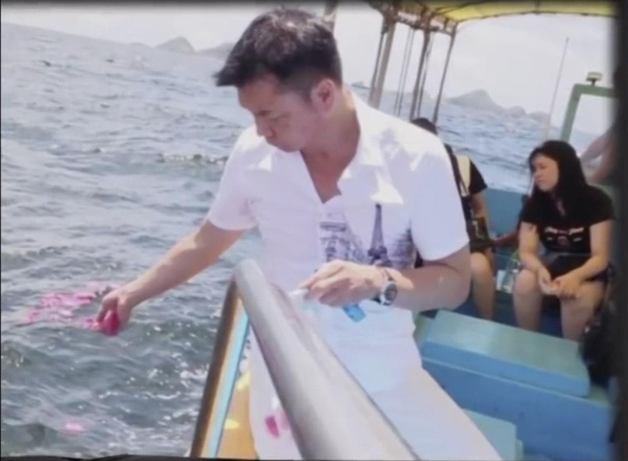 陳美玲逝世後,艾威親手將亡妻骨灰撒入海中。