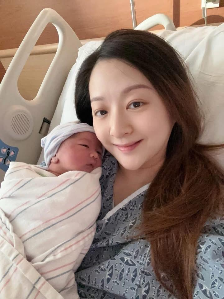 戴夢夢表示做新手爸媽好似迷幻列車一樣,邊學邊做。