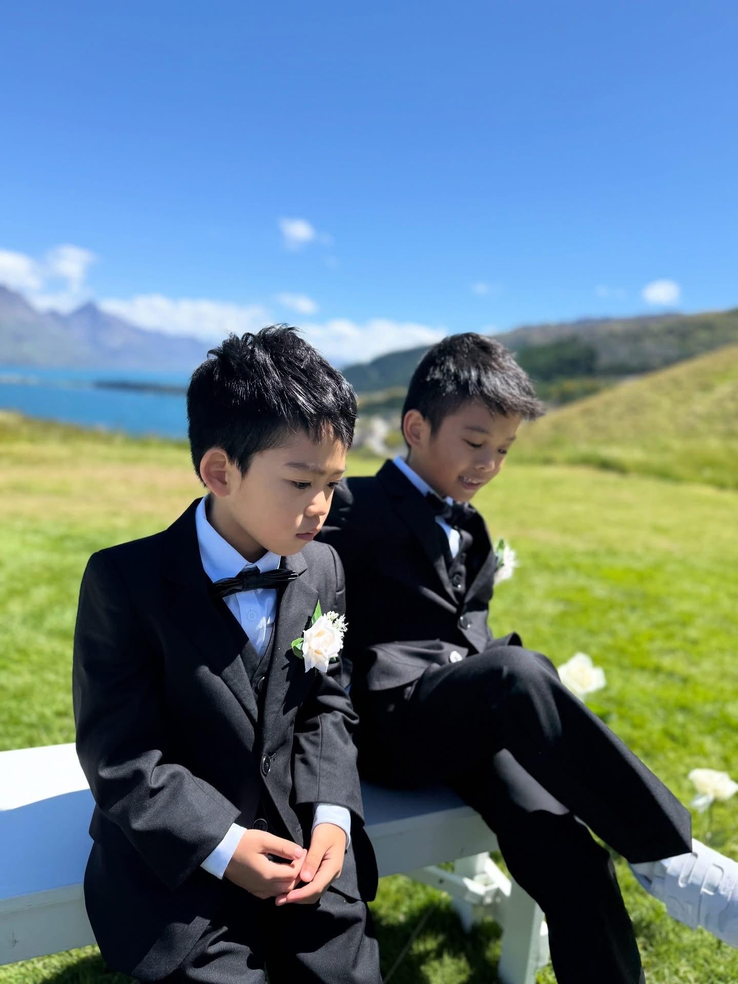 宋熙年的兩子穿上西裝,十足小紳士。