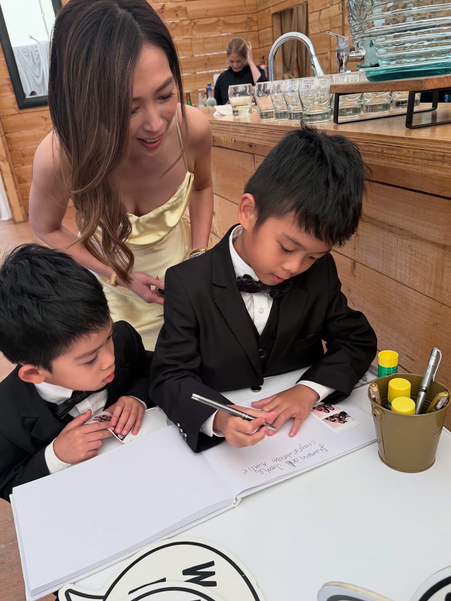 宋熙年的兩子向姨姨寫下祝福。