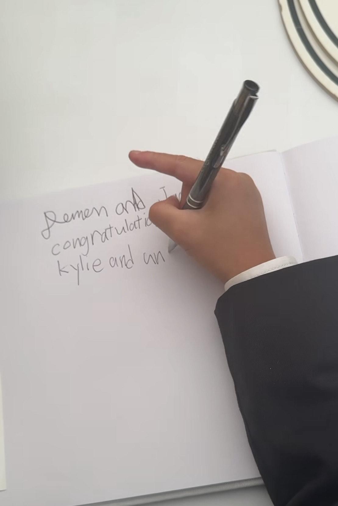 宋熙年的兩子向姨姨寫下祝福。