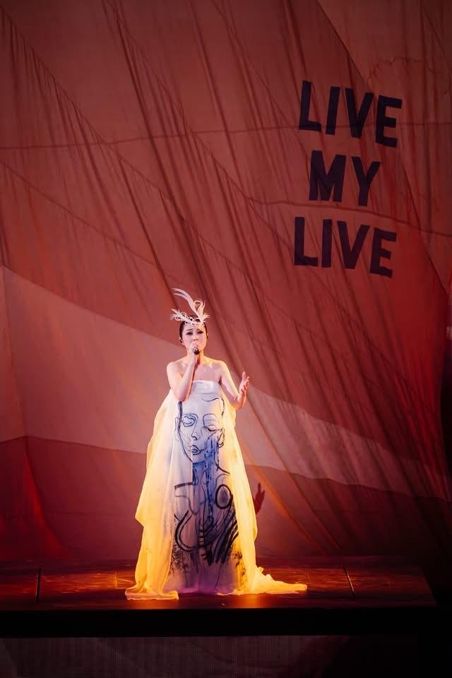 相隔8年再踏紅館,楊千嬅慨嘆回家的路很長。