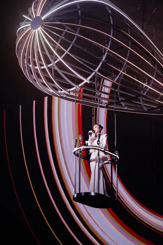 相隔8年再踏紅館,楊千嬅慨嘆回家的路很長。