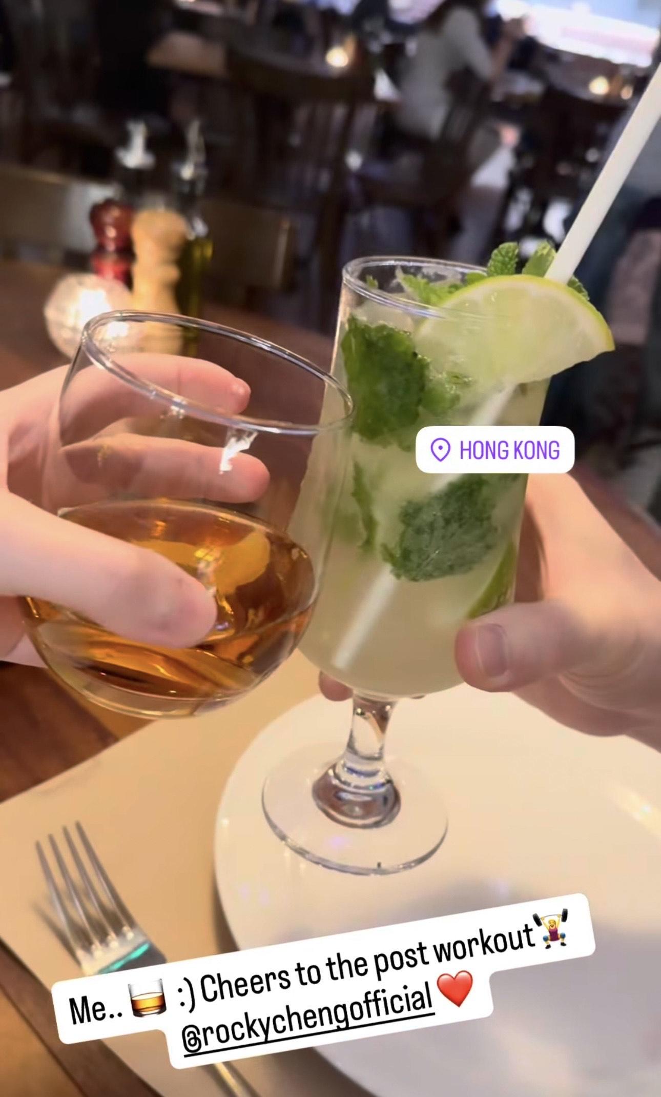崔碧珈連環出post 分享二人做完運動再去撐枱腳嘆西餐的照片。