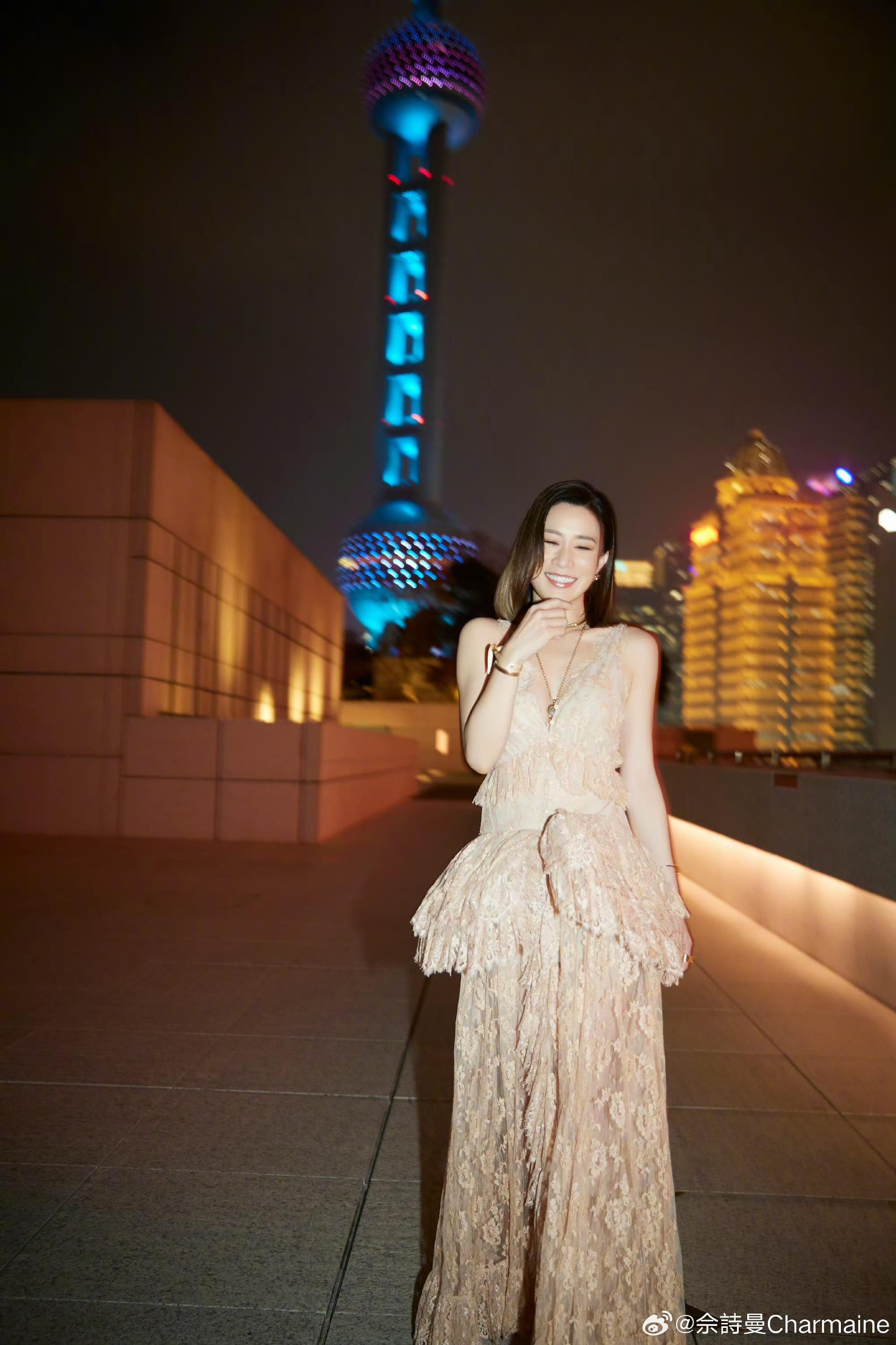 佘詩曼以一身卡其色喱士長裙出席上海的時尚活動,充滿氣質。