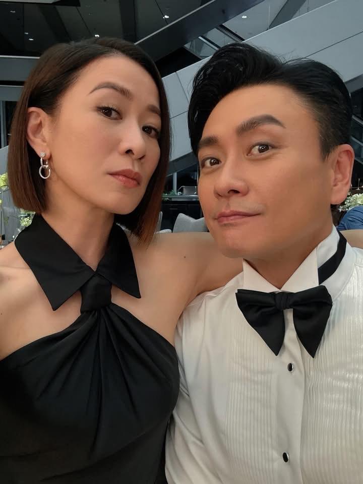 佘詩曼在社交網貼出20張與劇組台前幕後演員的花絮照。