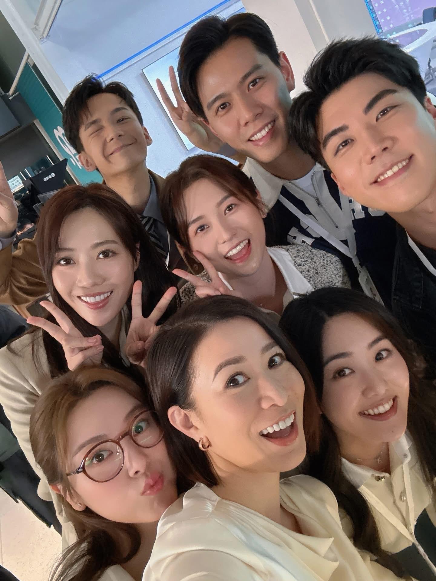 佘詩曼在社交網貼出20張與劇組台前幕後演員的花絮照。