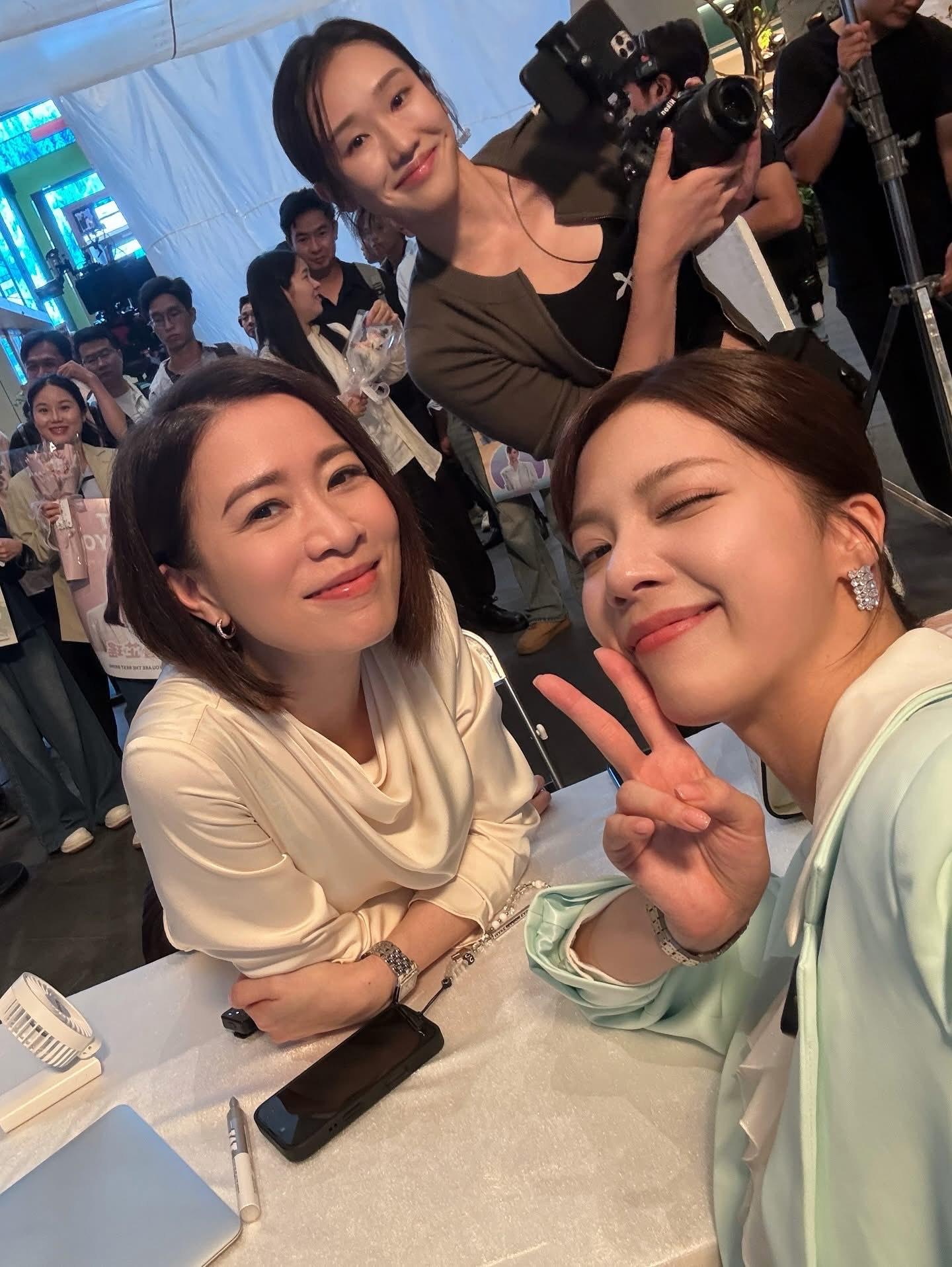 佘詩曼在社交網貼出20張與劇組台前幕後演員的花絮照。