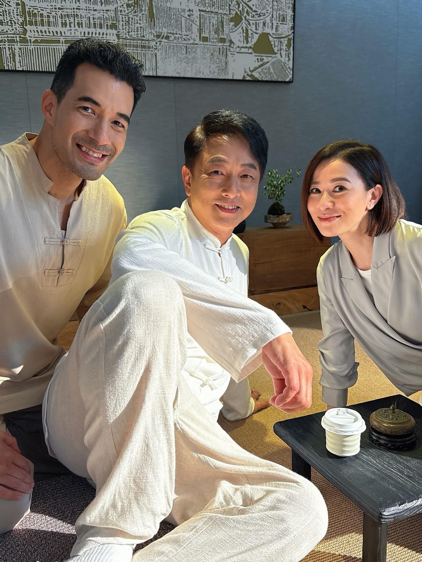 佘詩曼在社交網貼出20張與劇組台前幕後演員的花絮照。