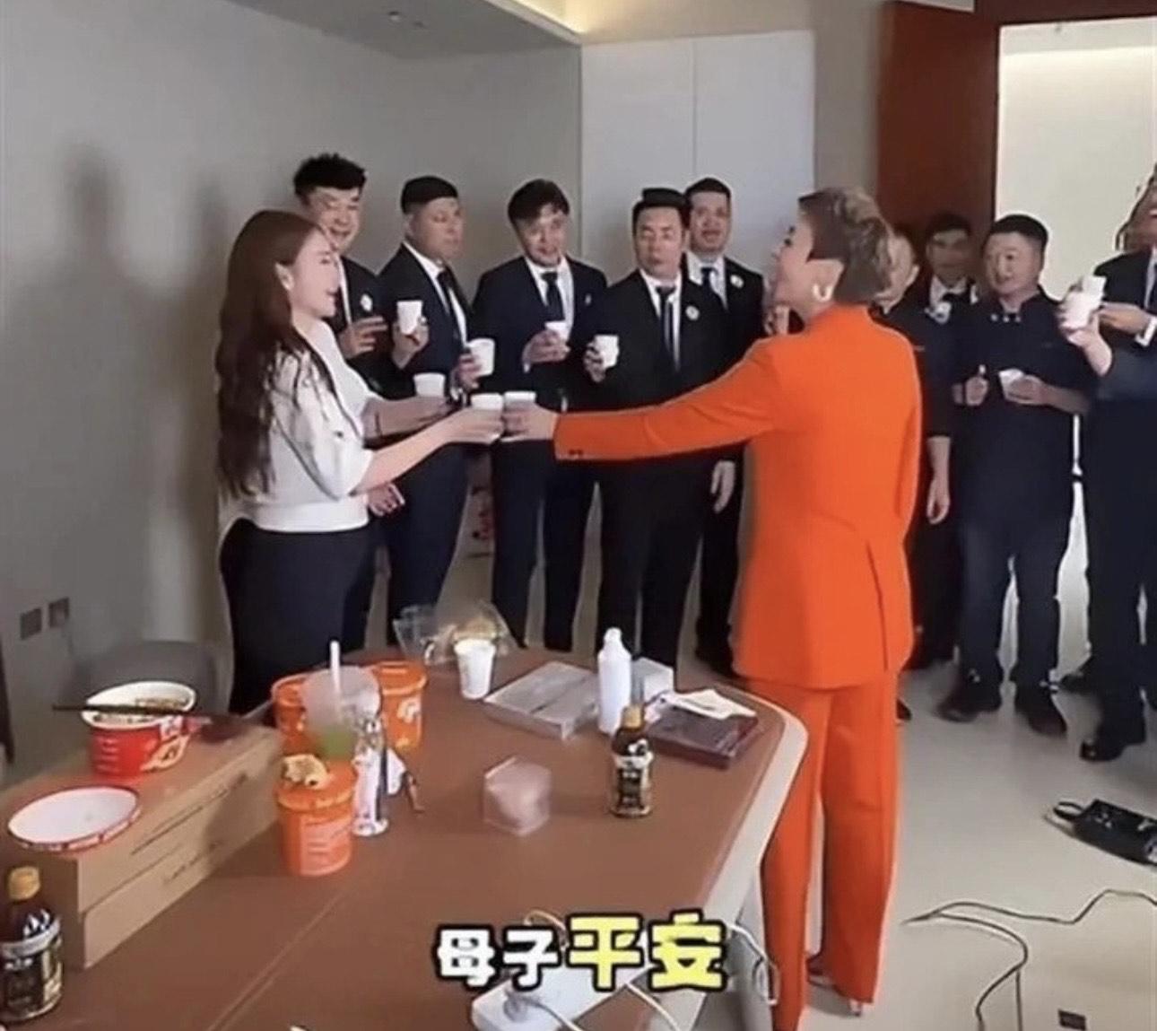 Mandy孕肚曝光。