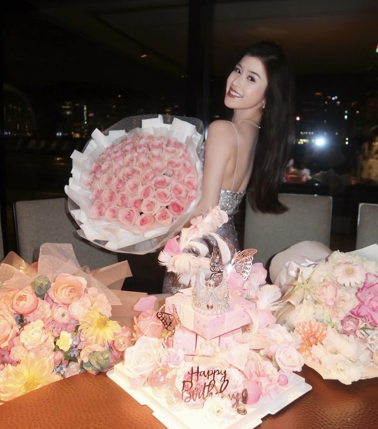 陳詠詩身穿上低胸吊帶裙,大曬事業線兼玉背,非常吸睛。