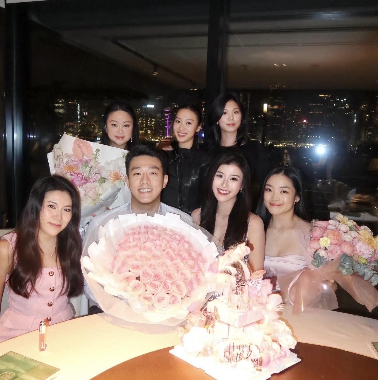 陳詠詩收到多束大鮮花。