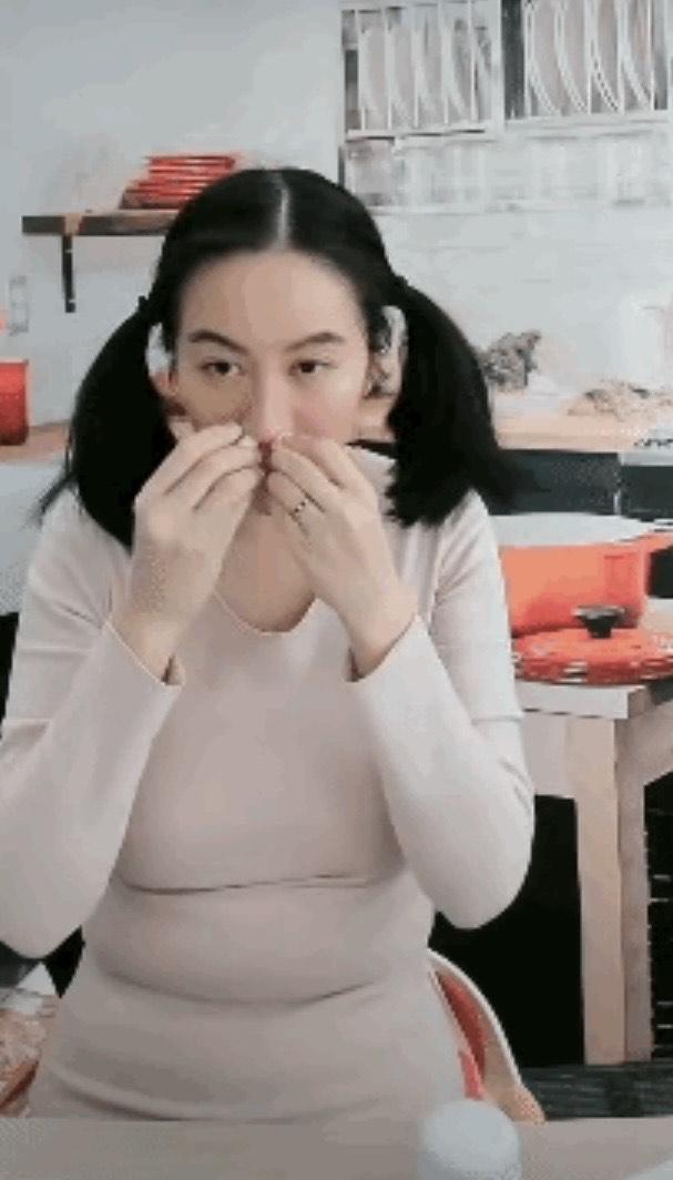 葉璇直播有不少坦率行徑,剪腳甲、捽腳趾、擤鼻等,完全零儀態。