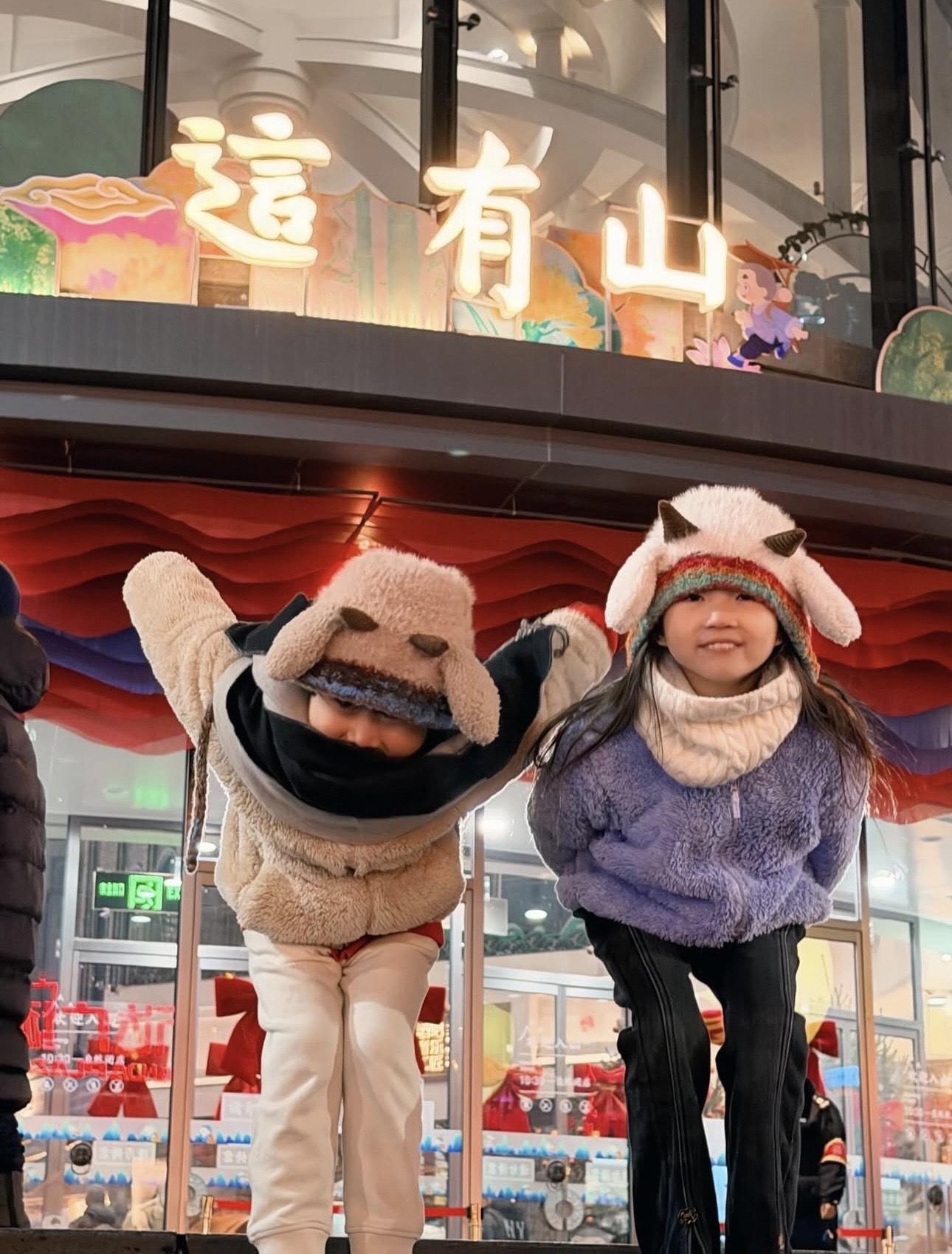 Giselle眼大大,下巴尖尖,跟媽咪如十足餅印。