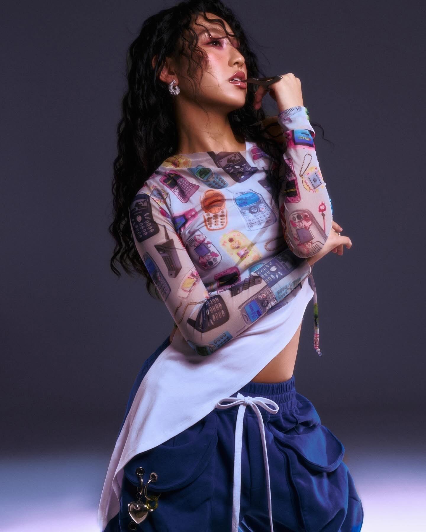 炎明熹大曬纖腰,身材弗爆。