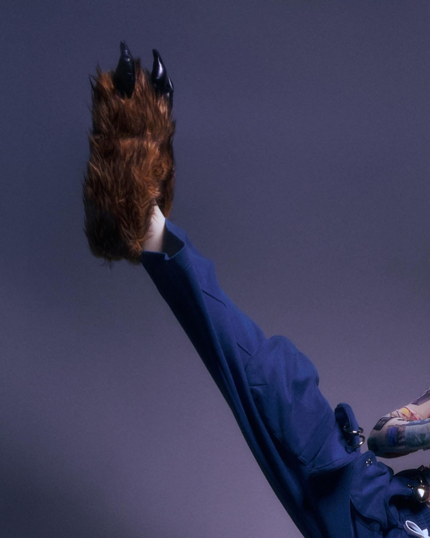 炎明熹腳部套上一雙狼爪。